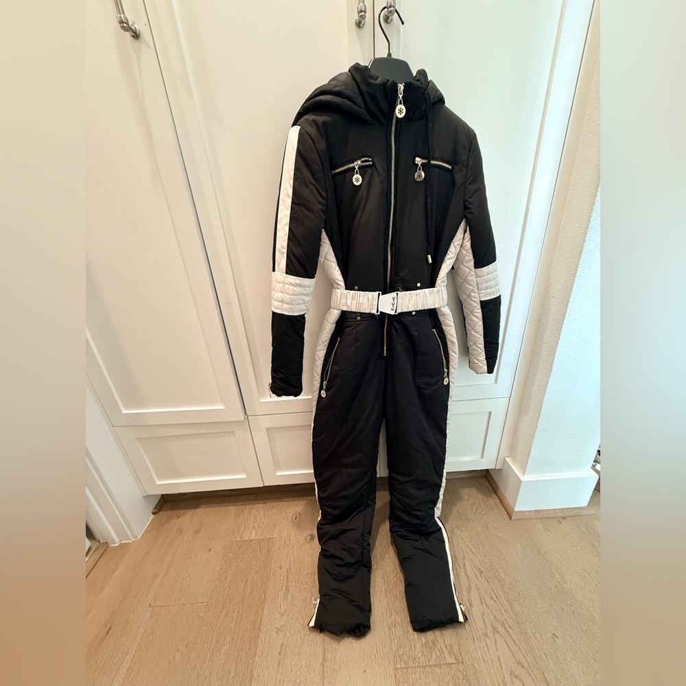 Black and White Hooded Classic ski jumper size small